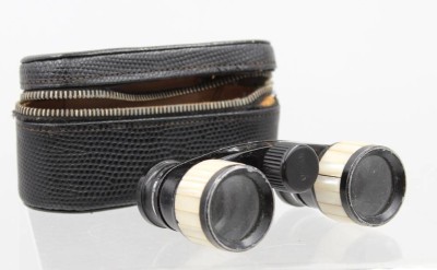 Auktion 359<br>Opernglas, Palomar, 2,5 X, Perlmuttauflage, Gebrauchsspuren, in Etui (beschädigt) [1]