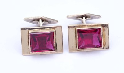 Auktion 359<br>Paar Gold Manschettenknöpfe mit synth. Rubinen, Goldfront 0.585 und Fassungen 0.333, zus. 14,9g. [1]