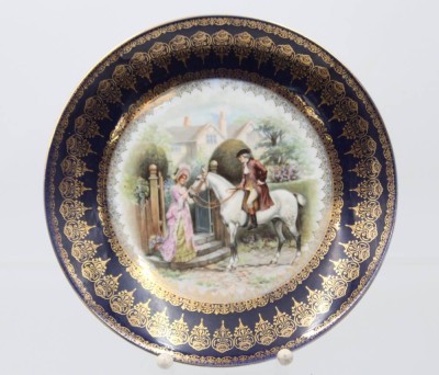 Auktion 359<br>Zierteller, galante Szenerie, blaue Bienenkorbmarke, ca. D-21,5cm [1]
