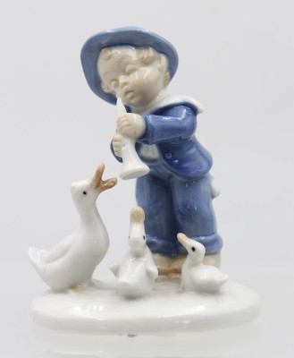 Auktion 359<br>kl. Figur, Knabe mit Gänsen, Katzhütte, Unterglasurfarben, ca. H-11cm [1]