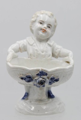 Auktion 363<br>Nippesfigur um 1900, Knabe mit Schale, Blüten bestossen, ca. H-12,2cm [1]