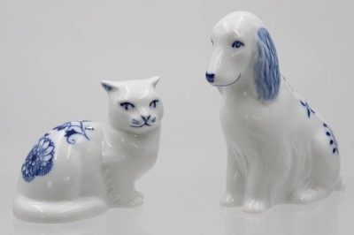 Auktion 359<br>Hund und Katze, Bohemia, Zwiebelmuster,  Hund H-9,8cm [1]
