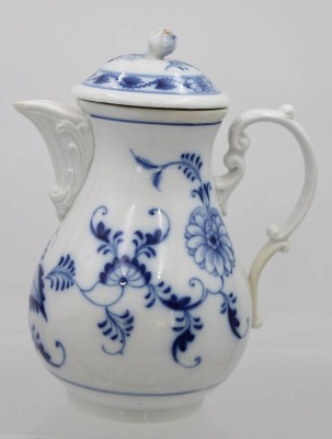 Auktion 359<br>Kaffeekanne, Stadt Meissen, Zwiebelmuster, fachm. restauriert, Deckelblüte bestossen, ca. H-22,5cm [1]