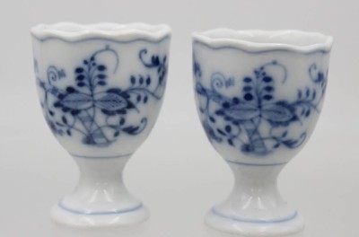 Auktion 359<br>Paar Eierbecher, Zwiebelmuster, wohl Stadt Meissen, ca. H-6,4cm [1]
