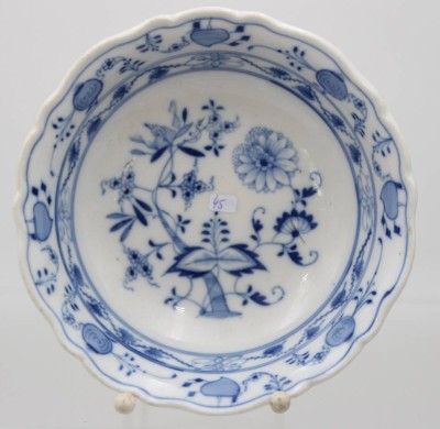 Auktion 359<br>Schale, Stadt Meissen, Zwiebelmuster, H-5,5cm D-18,5cm [1]