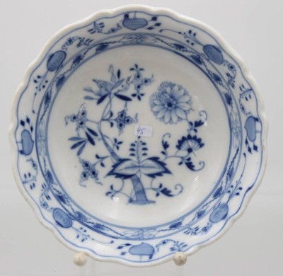 Auktion 368<br>Schale, Stadt Meissen, Zwiebelmuster, H-5,5cm D-18,5cm [1]