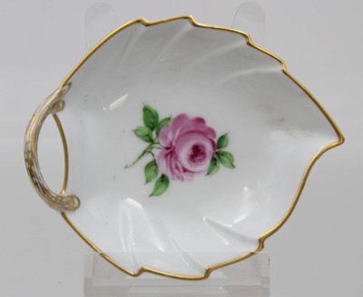 Auktion 359<br>kl. Blattschale, Dresden, rote Rose, ca. 3cm B-10cm [1]