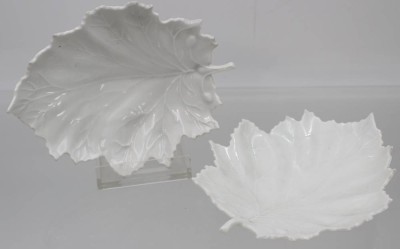Auktion 359<br>2x Blattschalen, Höchst, Weißporzellen, ca. H-3cm L-14cm [1]