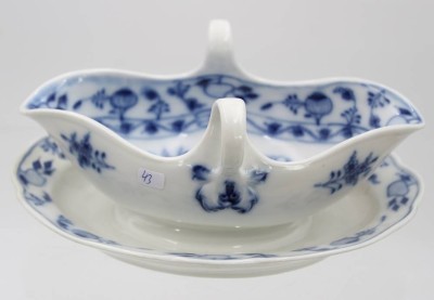 Auktion 359<br>Sauciere, Stadt Meissen, Zwiebelmuster, H-10cm B-22,5cm [1]