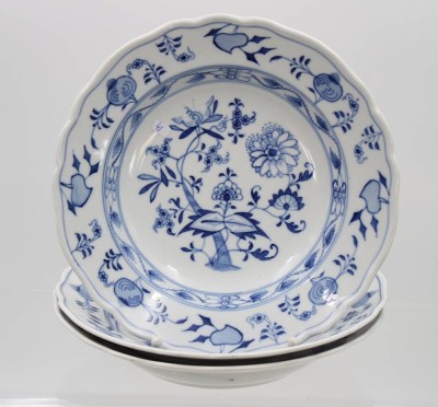 Auktion 359<br>3x tiefe Teller, Stadt Meissen, Zwiebelmuster, 1x Glasurrisse, ca. D-25cm [1]
