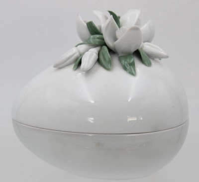 Auktion 359<br>eiförmige Deckeldose, Dresden, Weiss, aufgesetzte Blüte diese mit Bestossungen, H-9,5cm L-10,5cm [1]