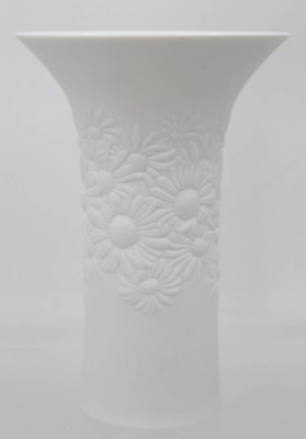 Auktion 359<br>Künstlervase, Rosenthal studio-linie, Weißporzellan, Entw. Rosamunde Nairac, ca. H-16,5cm [1]
