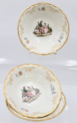 Auktion 359<br>3x div. Dessert-Schalen, Classic Rose, galante Szenerien, ca. H-4cm D-15cm [1]