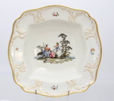 Auktion 359<br>gr. Schale, Classic Rose, galante Szene, H-6,6cm B-28,5cm [1]