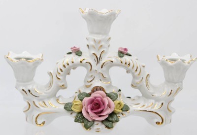 Auktion 359<br>3flammiger Leuchter, Dresden, aufgesetzte Rosen, ca. H-14,5cm B-23,5cm [1]
