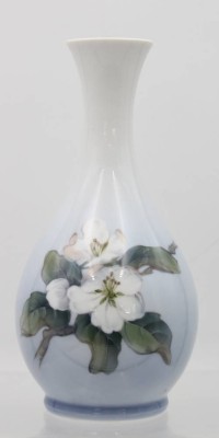 Auktion 359<br>Vase, Royal Copenhagen, floral Dekor in Unterglasur, ca. H-21cm [1]