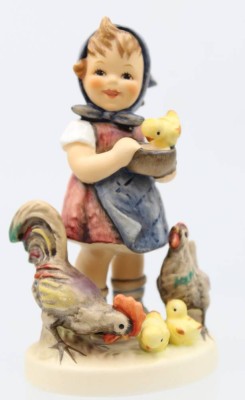 Auktion 359<br>Hummel-Figur, Im Hühnerhof, Goebel, ca. H-11,5cm [1]