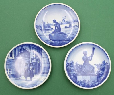Auktion 363<br>3x kl. Ansichtenteller, Royal Copenhagen Fajance, je D-8cm [1]
