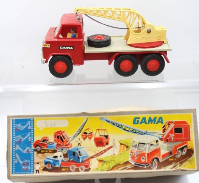 Auktion 359<br>Gama LKW, Hanomag mit Kran aus den 60er Jahren Made in West Germany, aus Kunstoff, Anbei Karton aber dieser wohl nicht passend,  H-19cm L-37cm, bespielte Erhaltung [1]