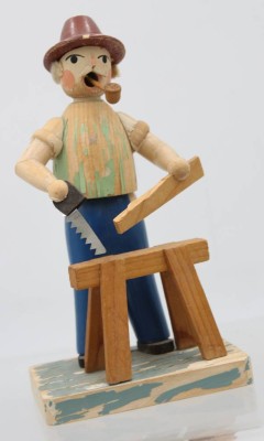 Auktion 359<br>älteres Räuchermännchen,  Handwerker, wohl Erzgebirge, starker Farbverlust, ca. H-16,5cm [1]