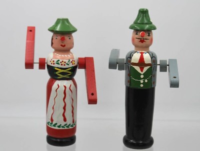 Auktion 359<br>2x Erzgebirge-Figuren, wohl Windspiel, Fehlteile, ca. H-21cm [1]