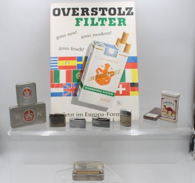 Auktion 359<br>kl. Konvolut Raucherzubehör/Werbung, Feuerzeige nicht geprüft, Overstolz Schild ca. 42 x 30cm [1]