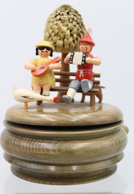 Auktion 359<br>Erzgebirge Spieluhr, Pärchen auf Bank, Reuge -Werk läuft, ca. H-16cm [1]
