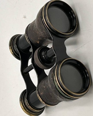 Auktion 359<br>kl. altes Opernglas, Messing geschwärzt, Lederummantelt,  B-11 cm [1]