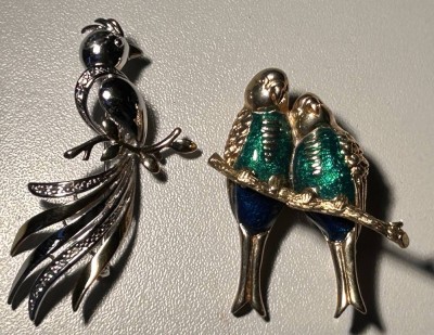 Auktion 359<br>2x Modeschmuck Broschen, Papageien, tw. emailliert, H.max. 5,5 cm [1]