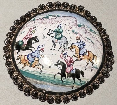 Auktion 359<br>runde Porzellanbrosche, wohl Iran?, Polospieler, Handmalerei, D-4,5 cm, Metallrand versilbert? [1]