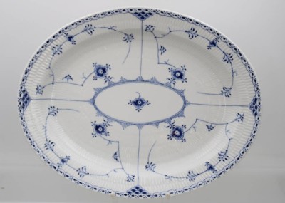 Auktion 359<br>ovale Platte, Royal Copenhagen, Musselmalet, Halbspitze, 30 x 23,5cm [1]