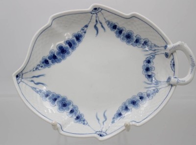 Auktion 359<br>Blattschale, Bing & Gröndahl, Empire, H-4,5cm, 25 x 19cm [1]