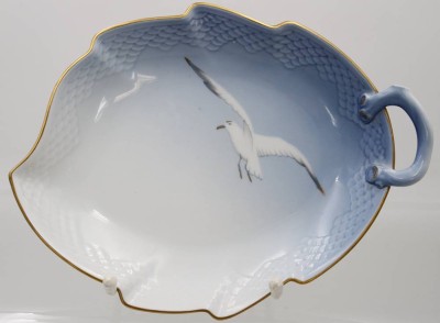 Auktion 359<br>Blattschale, Bing & Gröndahl, Dekor Möwe, Entw. Fanny Garde, Schleifstrich, H-4,5cm, 25 x 19cm [1]