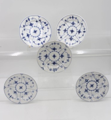 Auktion 359<br>5x kl. Beilagenteller, Royal Copenhagen, Musselmalet, 1x bestossen, ca. D-15cm [1]