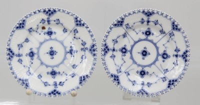 Auktion 359<br>2x Teller, Royal Copenhagen, Musselmalet, Vollspitze, je mit Brandfehlern und Schleifstrichen, D-14,5cm [1]