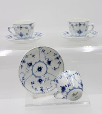 Auktion 359<br>3x Tassen mit U.T., Bing & Gröndahl, Musselmalet, 1x Tasse mit Chip diese auch mit Schleifstrich, Tassen H-5,5cm [1]