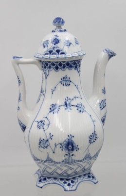 Auktion 359<br>hohe Kaffeekanne,Royal Copenhagen, Musselmalet, Vollspitze, H-30cm [1]