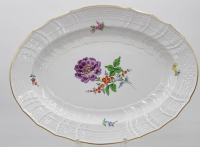 Auktion 359<br>ovale Platte, Meissen, Schwertermarke, 1. Wahl, Blumenbemalung, ca. 37,5 x 28cm [1]