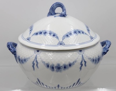 Auktion 359<br>gr. Deckelterrine mit Unterteller, Bing & Gröndahl, Empire, ca. H-27cm ca. D-31cm [1]