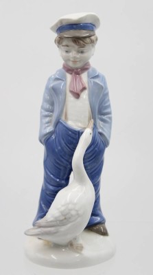 Auktion 359<br>Junger Mann mit Gans, Gräfenthal, Unterglasurfarben, H-25cm [1]