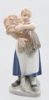 Auktion 359<br>Mädchen mit Strohgarbe, Royal Copenhagen, Entw. Christian Ludwig Thomsen , im Sockel mon., polychrom staffiert in Unterglasurfarben, Modellnr. 908, H-18,5 cm [1]
