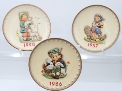 Auktion 359<br>3x Jahresteller, Hummel/Goebel, 1986, 1987 u. 1990, D-19cm [1]