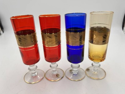 Auktion 359<br>4x Buntglas-Sektgläser mit Goldstaffage, wohl Murano, 50-60er J., Goldrand t. berieben, H-17 cm, Etiketten 