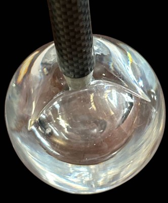 Auktion 359<br>kl. Glaskugel als Stifthalter, Ritzsignatur Kosta Boda, H-5,5 cm [1]