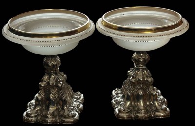 Auktion 359<br>Paar Biedermeier-Tafelaufsatze, Milchglas mit Goldstaffage, dünnes Silber-Blech gefüllt, Goldstaffage gut erhalten, H-20 cm, D-19 cm [1]