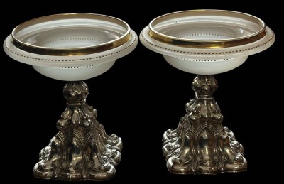 Auktion 368<br>Paar Biedermeier-Tafelaufsatze, Milchglas mit Goldstaffage, dünnes Silber-Blech gefüllt, Goldstaffage gut erhalten, H-20 cm, D-19 cm [1]