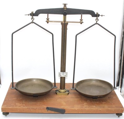 Auktion 359<br>gr. Feinwaage, Max. 5 KG, älter, ca. H-58cm B-65cm T-32cm [1]