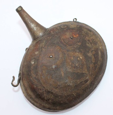 Auktion 359<br>antike Pulverflasche, wohl um 1800 ?, Altersspuren, ca. 16 x 18,5cm [1]