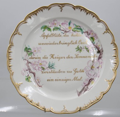 Auktion 359<br>gr. KPM-Teller, bemalt mit Blumen und Spruch, verso datiert und signiert, D-32cm [1]