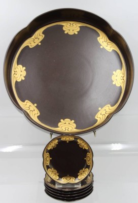 Auktion 359<br>gr. Schale sowie 6 kl.Teller, Rosenthal, braun mit Goldstaffage, H-6cm D-34,5cm, Teller D-12cm [1]